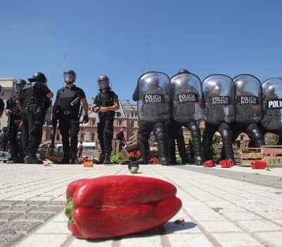 Feroz represión a feriantes en&nbsp;Constitución