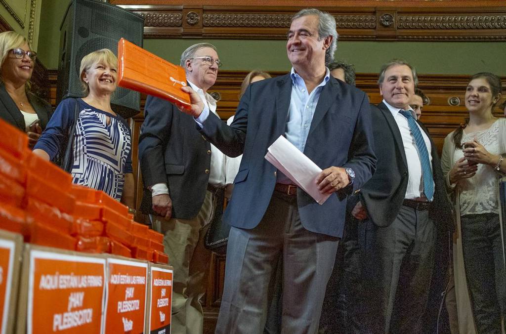 Larrañaga vuelve a recurrir al plebiscito, buscando esconder su caída en las&nbsp;encuestas