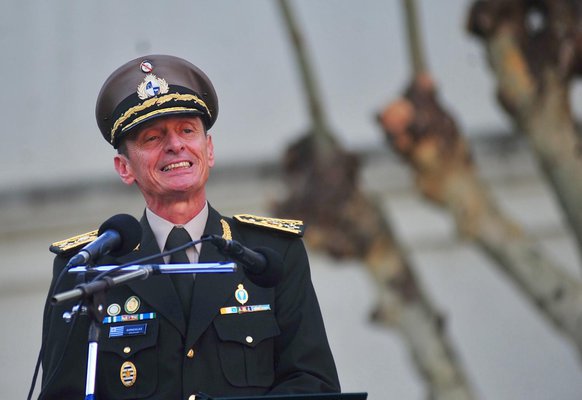 José González asumió como comandante alabando a Ríos: “Muchas gracias, mi&nbsp;general”.