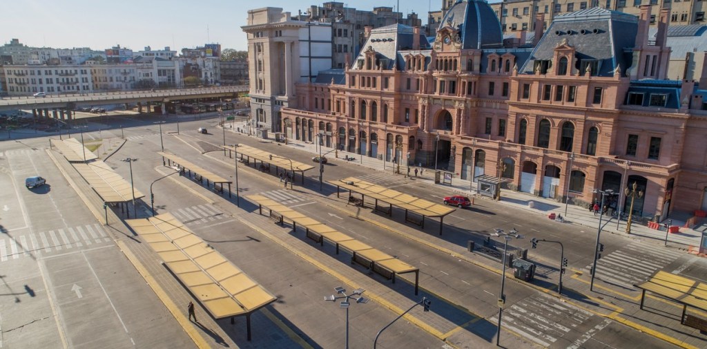 Como cubrió Clarín el paro a Macri y como lo hizo con Cristina