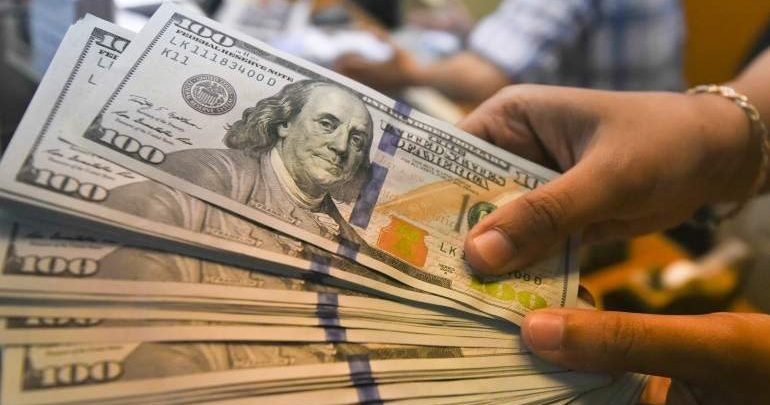El dólar escala hasta los 64 pesos argentinos en varios bancos