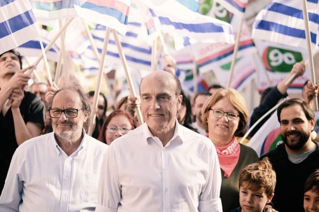 Daniel Martínez empieza con leve ventaja carrera al&nbsp;balotage