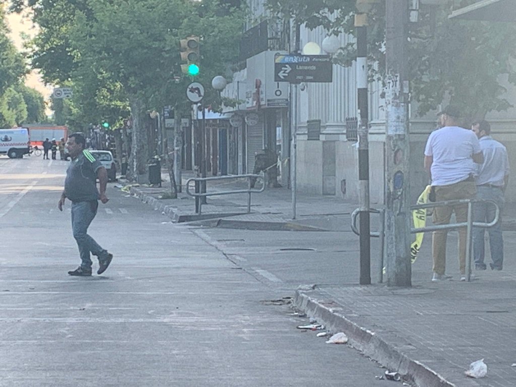 Actualización: Celular con cinta simulaba bomba en el BROU de 8 de Octubre y&nbsp;Larravide