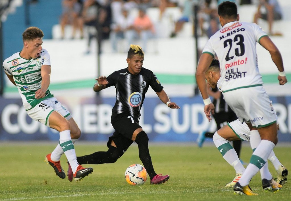Plaza Colonia goleó 3-0 a Zamora y&nbsp;avanzó