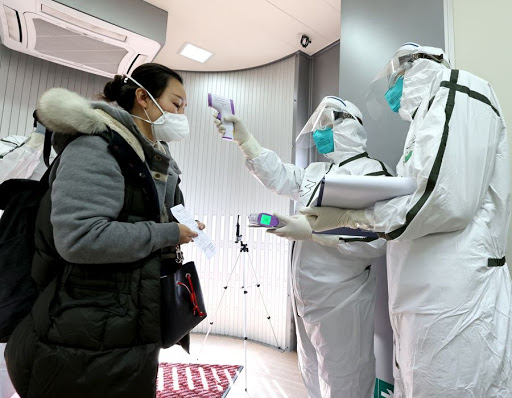 Una mujer regresa a China desde EE.UU. y contagia con coronavirus a más de 70 personas tras usar el ascensor de su&nbsp;casa