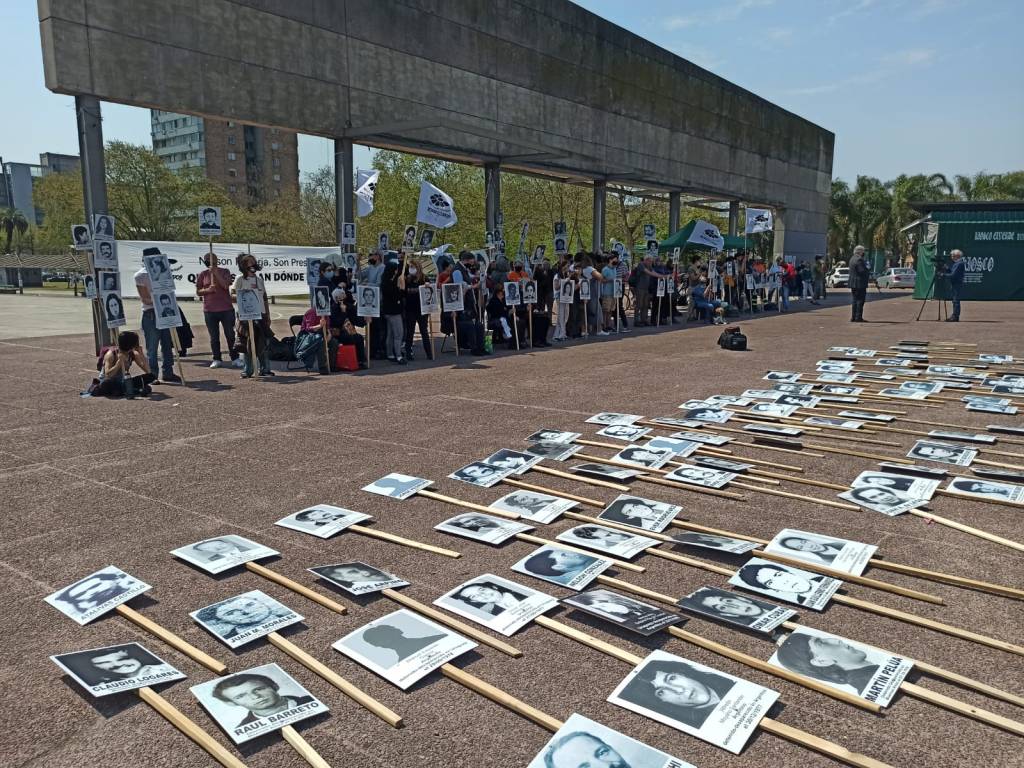 Familiares de desaparecidos concentraron frente al Parlamento por desafuero de&nbsp;Manini