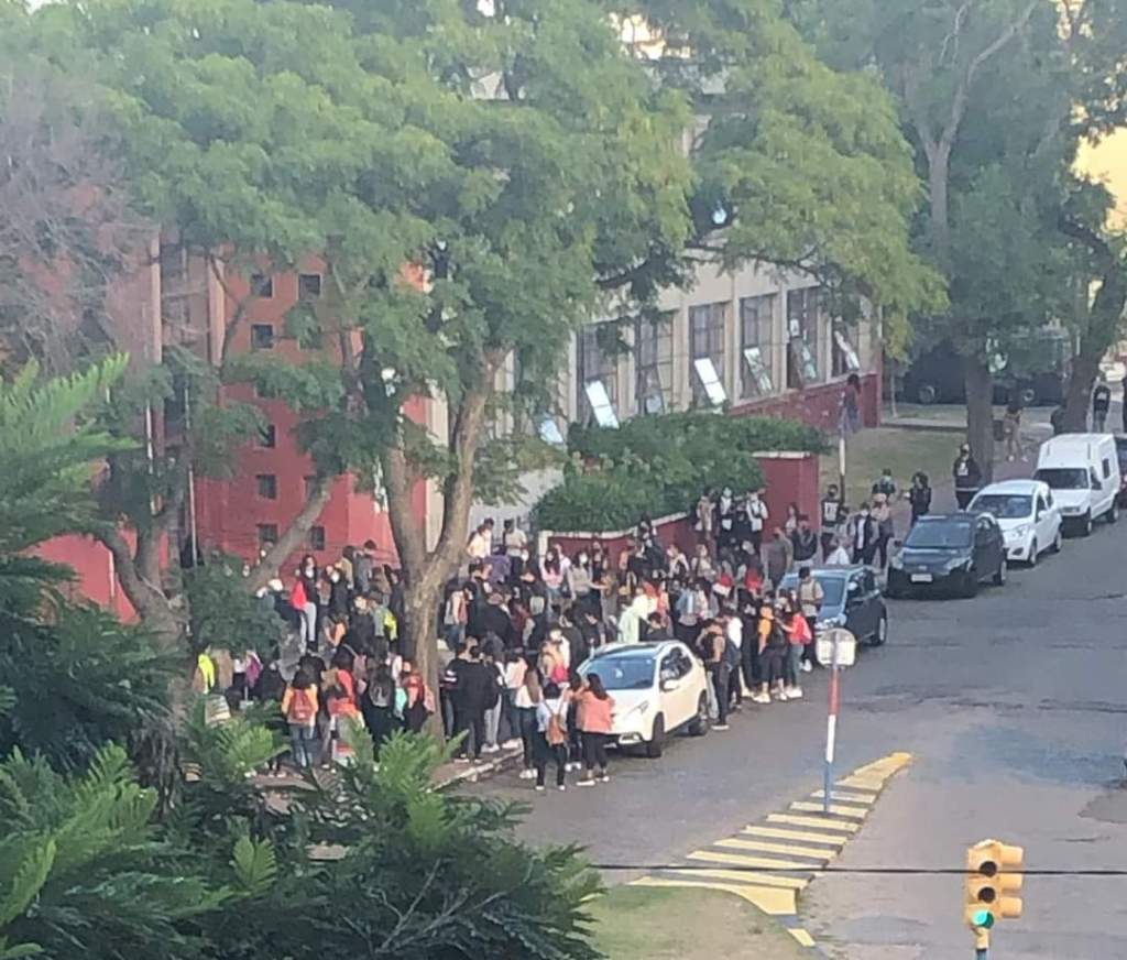 Sindicatos denuncian «caos» en varios&nbsp;liceos