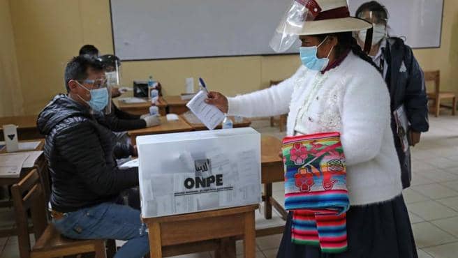 Elecciones en Perú: Con el 45% escrutado, Pedro Castillo lidera, pero resta definir quién será su rival en segunda&nbsp;vuelta