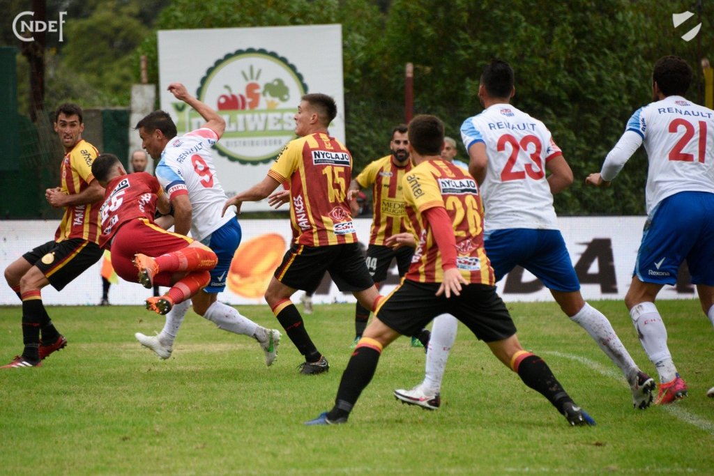 Apertura: Nacional derrotó 3-1 a Progreso en un partido donde el viento fue un jugador&nbsp;más