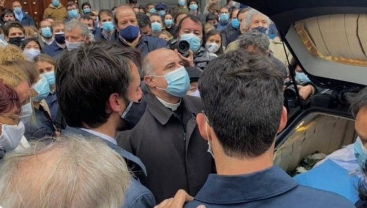 arzobispo Sturla violó la cuarentena para ir al cortejo de Larrañaga, exponiendo a&nbsp;centenares