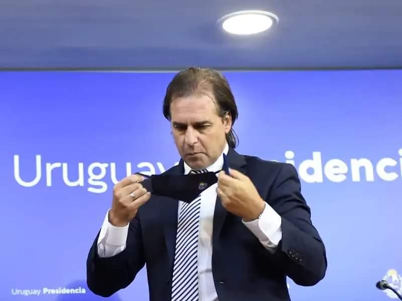 Acusan a Lacalle Pou de pésima gestión de la pandemia; «4.000 casos y más de 50 muertos por día. No son números; son personas y familias que&nbsp;sufren»