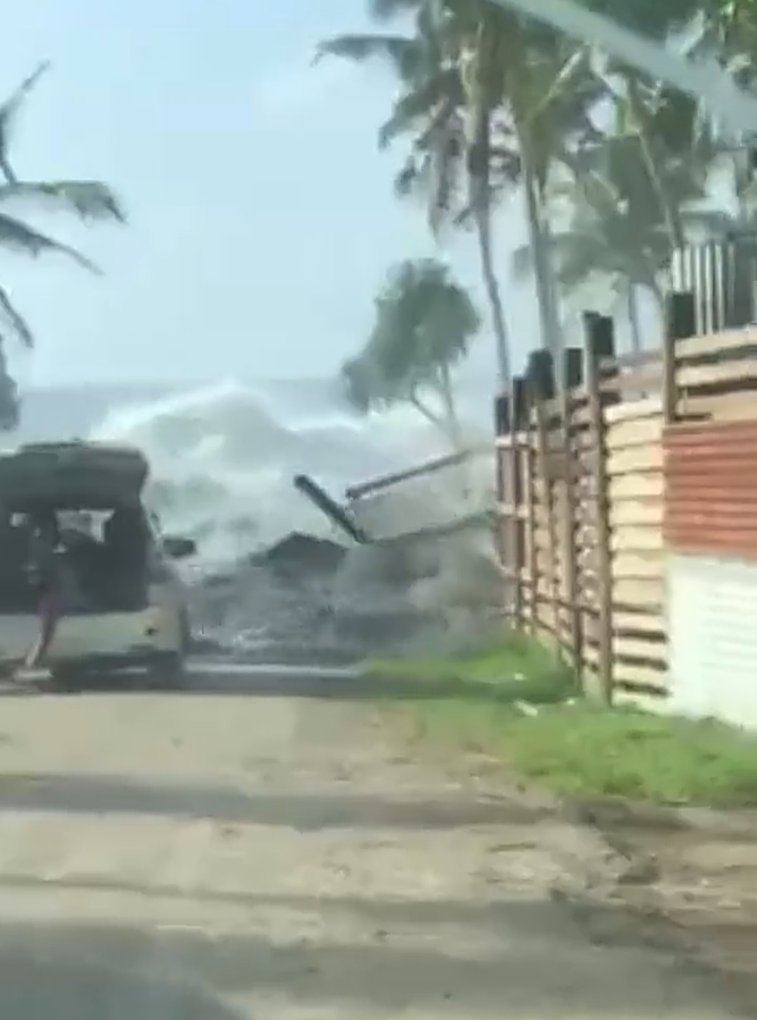 Video: tonganos huyen del tsunami provocado por la erupción volcánica