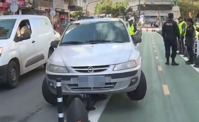 La ciclovía de 18 de julio demostró su eficacia: auto quedó suspendido encima de los&nbsp;«ricarditos»