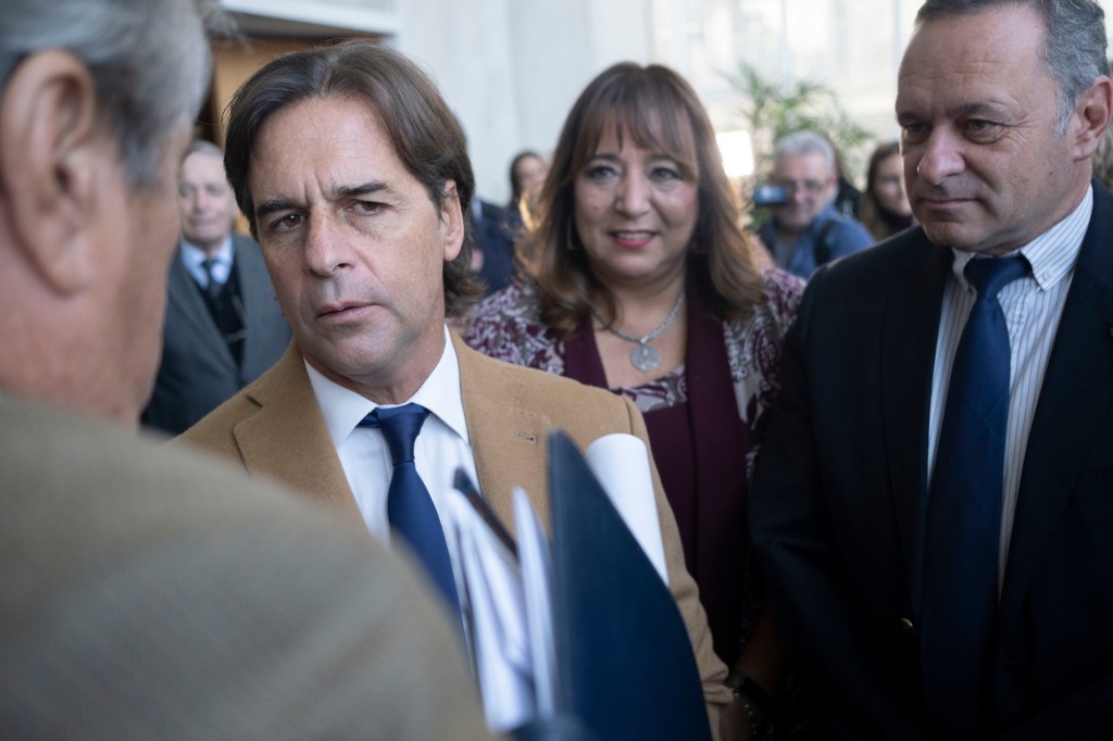 Tras escándalo por entrega de vivienda sin sorteo, Moreira se reunió con&nbsp;Lacalle