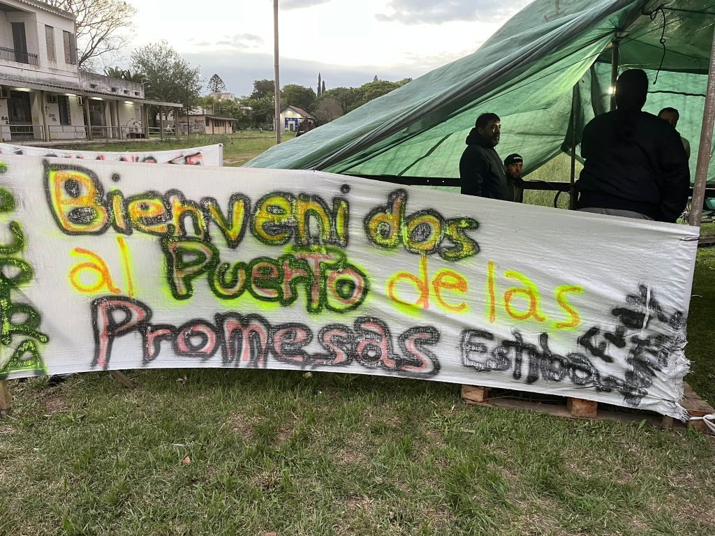 Trabajadores portuarios de Fray Bentos montan carpa en protesta por parálisis del&nbsp;Puerto