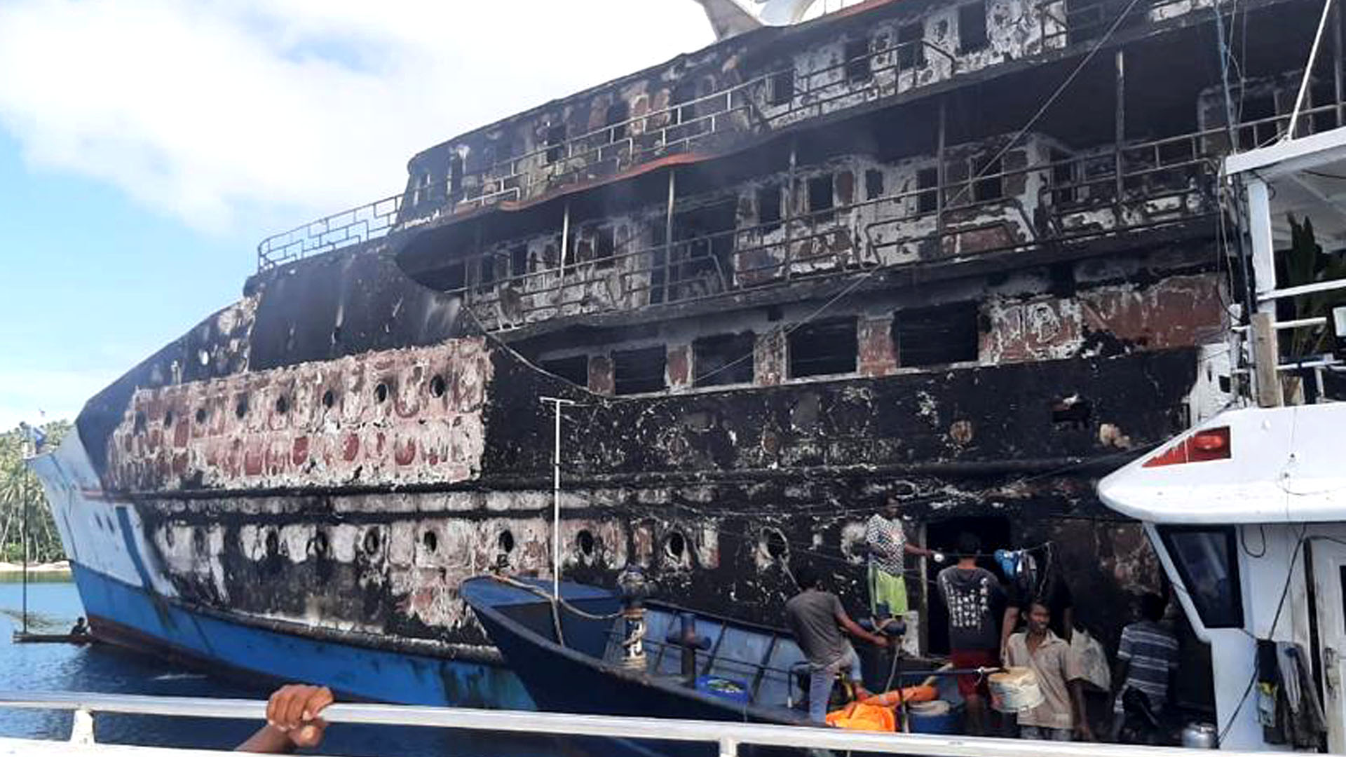 Tragedia marítima en Indonesia: al menos cinco muertos y decenas de desaparecidos tras incendio de un ferry