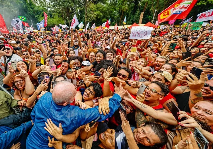 Lula acorta distancias con Flávio Bolsonaro y se acerca a un empate técnico en el balotaje de Brasil